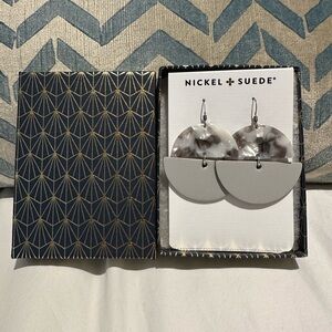 Nickel & Suede gray Luna leather and resin earrings